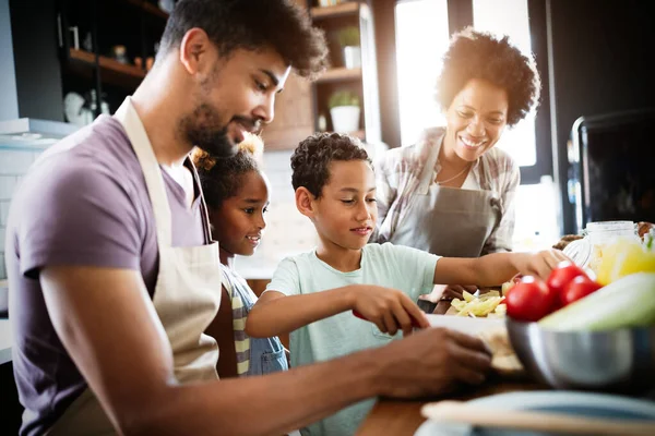 Gelukkig Afrikaans Amerikaans Familie Voorbereiding Gezond Eten Keuken Samen — Stockfoto