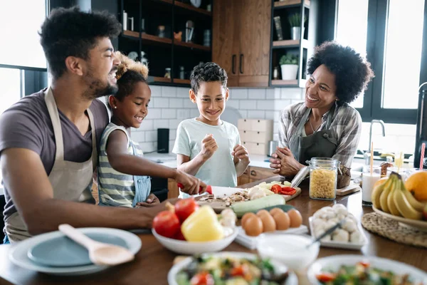 Cibo Sano Casa Felice Famiglia Nera Cucina Divertirsi Cucinare Insieme — Foto Stock