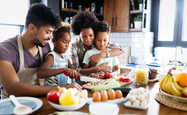 Gezond Eten Thuis Gelukkig Familie Keuken Hebben Plezier Koken Samen — Stockfoto