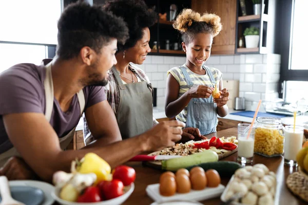 Gezond Eten Thuis Gelukkig Familie Keuken Hebben Plezier Koken Samen — Stockfoto