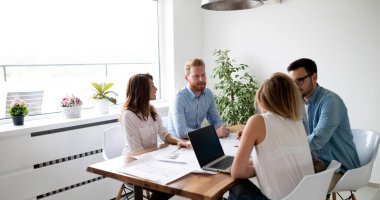 Birlikte çalışan ve beyin fırtınası olan bir grup iş adamı