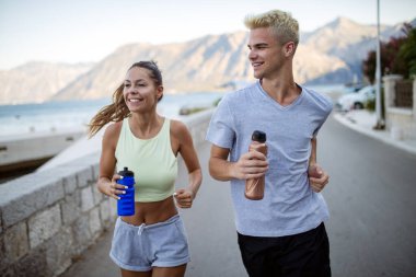 Grup genç sağlıklı insanlar koşu ve açık havada doğa içinde çalışan uygun