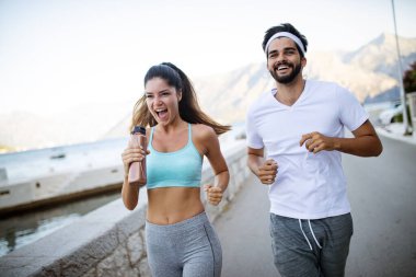 Mutlu genç uygun insanlar çift açık çalışan