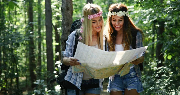 Hermosas Mujeres Jóvenes Pasar Tiempo Naturaleza Mirando Mapa —  Fotos de Stock