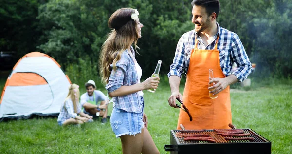 Bello Felice Maschio Preparare Barbecue All Aperto Gli Amici — Foto Stock