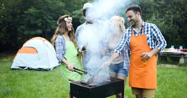 Friends Making Barbecue Having Lunch Nature — Stock Photo, Image