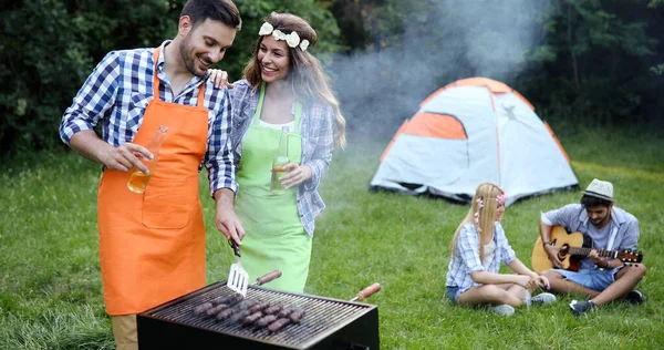 Amici Fare Barbecue Pranzare Nella Natura — Foto Stock