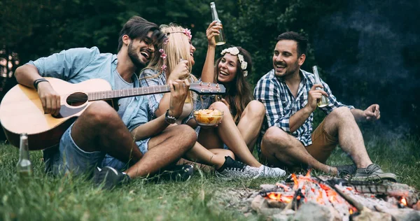 Friends Having Bonfire Party Drinking Beer — Stock Photo, Image