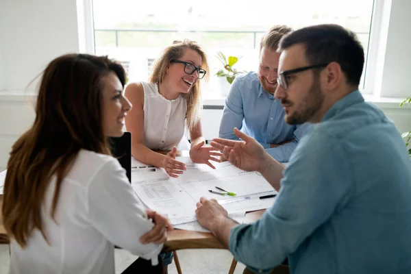 Unga Affärsfolk Som Arbetar Som Team Kontoret — Stockfoto