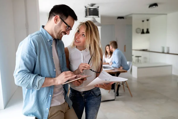 Grupp Affärsfolk Som Arbetar Tillsammans Och Brainstorming — Stockfoto