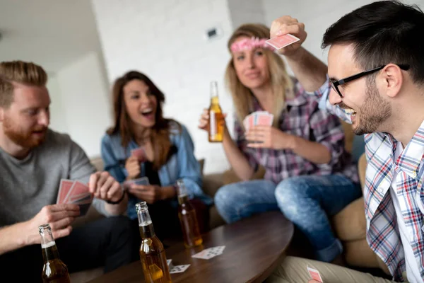 Glada Grupp Vänner Spela Kort Och Dricka — Stockfoto