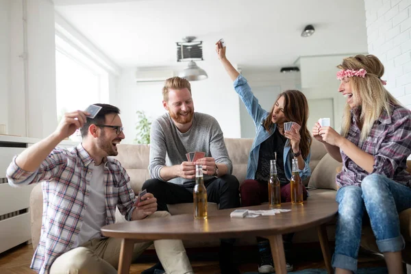 Grupo Amigos Relaxando Jogando Cartas Juntos Jovens Juntos Volta Uma — Fotografia de Stock