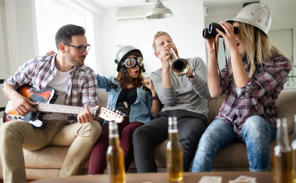 Freunde Hause Die Spaß Singen Und Gitarrespielen Haben — Stockfoto