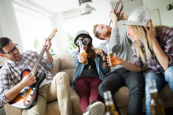 Grupo Multirracial Amigos Divertindo Juntos Conversando Rindo Desfrutando Seu Tempo — Fotografia de Stock