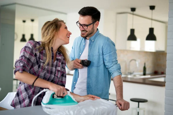 Pareja Joven Haciendo Planchado Juntos Casa — Foto de Stock