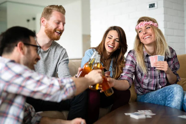 Grupo Feliz Amigos Jogando Cartas Bebendo — Fotografia de Stock