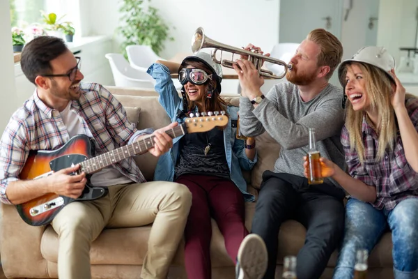 Amigos Casa Gostando Cantar Tocar Guitarra Divertindo — Fotografia de Stock