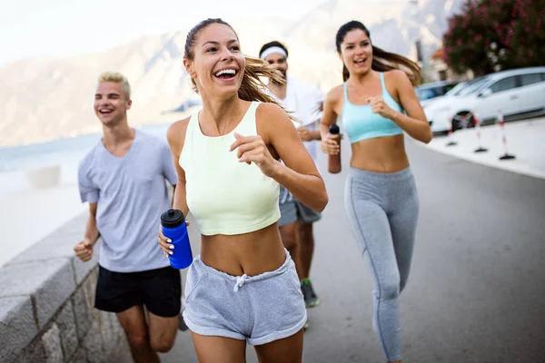 Pessoas Saudáveis Aptas Correr Correr Juntas Verão Natureza Ensolarada — Fotografia de Stock