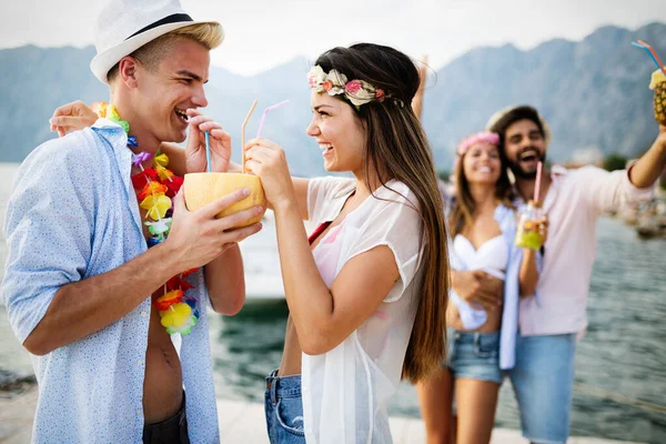 Amigos Jóvenes Despreocupados Disfrutando Vacaciones Verano Juntos — Foto de Stock
