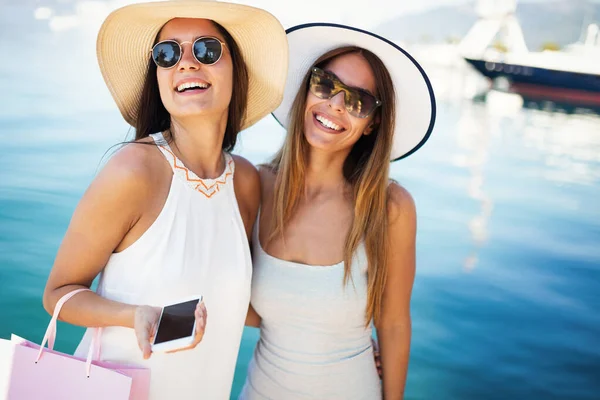 Winkelen Toerisme Vakantie Gelukkig Vrienden Mensen Concept Mooie Vrouwen Met — Stockfoto