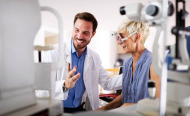 Oftalmoloji konsepti. Göz hekimliği kliniğinde kıdemli kadın görüşü muayenesi