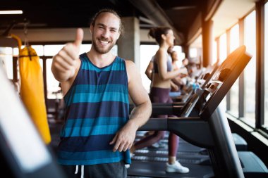 Formda olan insanlar spor yapıyor, spor yapıyor ve birlikte sağlıklı kalıyorlar.
