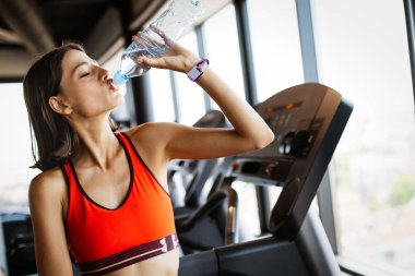 Beden eğitiminden sonra yorgun, formda bir kadın dinleniyor.