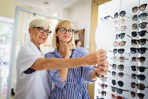 Hermosa Joven Mujer Eligiendo Unas Gafas Tienda Óptica — Foto de Stock