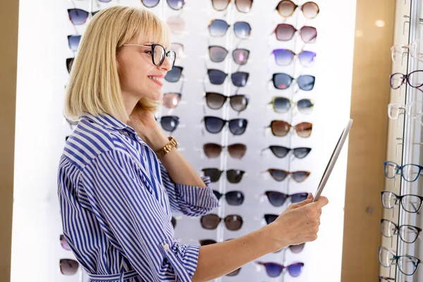 Vrij Gelukkig Jonge Vrouw Het Kiezen Van Een Nieuwe Bril — Stockfoto