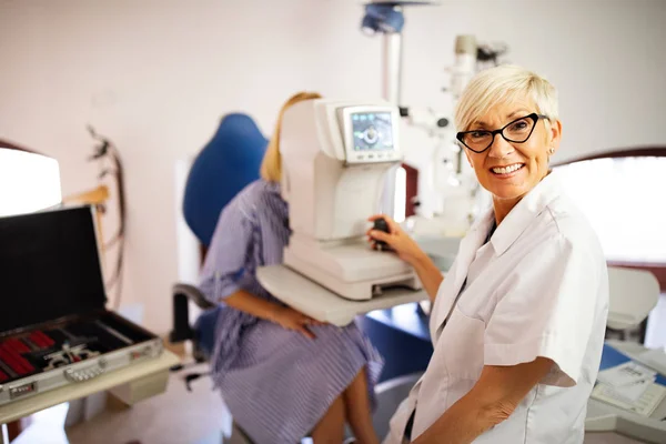 Oberoptometrist Untersucht Patientin Moderner Augenklinik — Stockfoto