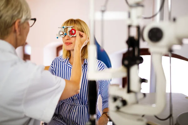 Oberoptometrist Untersucht Patientin Moderner Augenklinik — Stockfoto