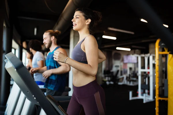 Spor Salonunda Egzersiz Yapan Çekici Formda Bir Kadının Görüntüsü — Stok fotoğraf