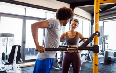 Formda olan insanlar spor yapıyor, spor yapıyor ve birlikte sağlıklı kalıyorlar.