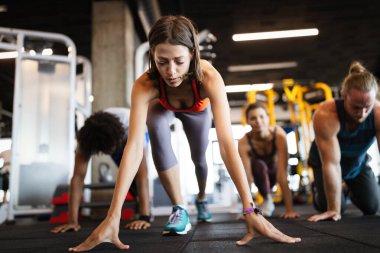 Güzel, uyumlu, mutlu kadınlar spor salonunda çalışıyor.