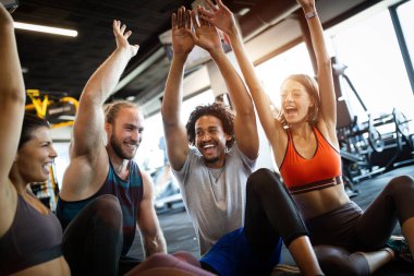 Güzel formda arkadaşlar spor salonunda birlikte çalışırlar.