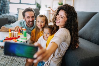 Mutlu aile akıllı telefonuyla kendi portresini çeker..