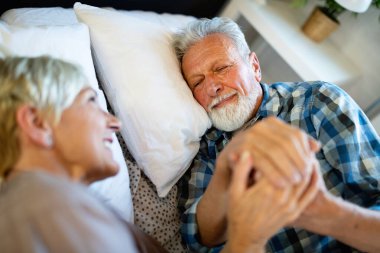 Mutlu gülümseyen son sınıf çifti evde gerçek duygularla kucaklaşıp kaynaşıyor.