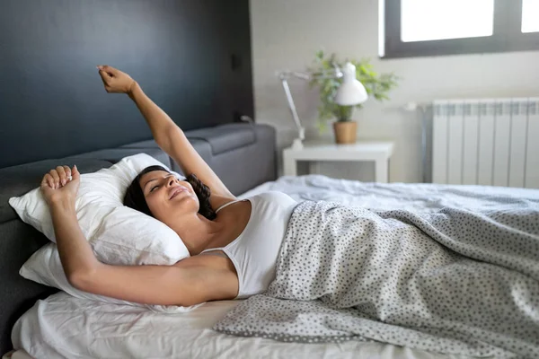 Mulher Alongando Cama Após Acordar Entrando Dia Feliz Relaxado Depois — Fotografia de Stock