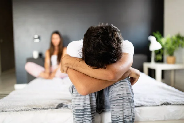 Jeune Couple Bouleversé Après Une Dispute Sur Leur Lit — Photo