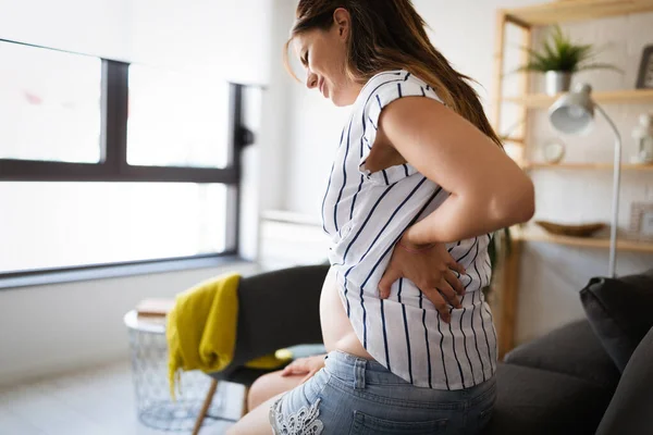 Vacker Gravid Kvinna Väntar Barn Med Smärta — Stockfoto