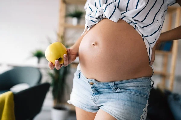 Gravid Ung Kvinna Väntar Barn Med Hälsosam Livsstil — Stockfoto