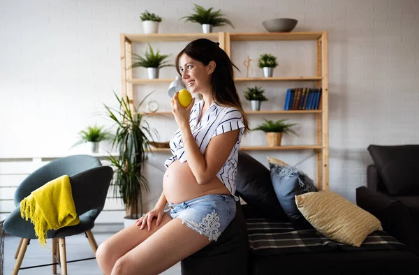 Mooie Gelukkig Zwanger Vrouw Verwachten Baby Met Liefde — Stockfoto