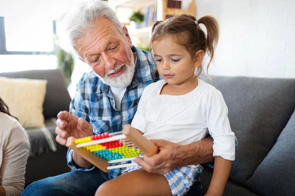 Glückliche Großeltern Die Mit Ihrer Enkelin Spielen Und Spaß Haben — Stockfoto