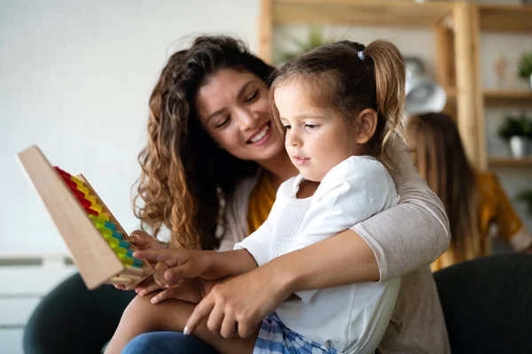 Feliz Familia Amorosa Madre Niña Jugando Besando Abrazando — Foto de Stock