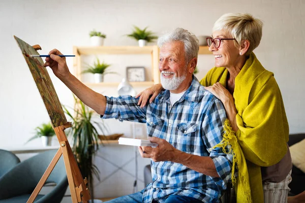 Porträt Eines Lächelnden Schönen Seniorenpaares — Stockfoto