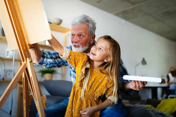 Porträt Eines Reifen Mannes Großvater Der Kindern Malerei Beibringt Glückliche — Stockfoto