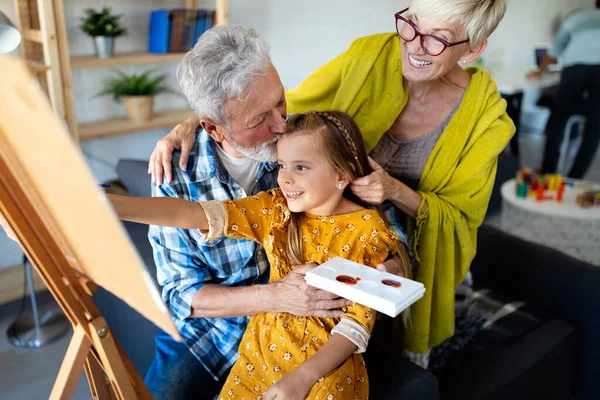 Glückliche Großeltern Und Enkelin Zeichnen Malen Zusammen Glückliche Familienzeit — Stockfoto