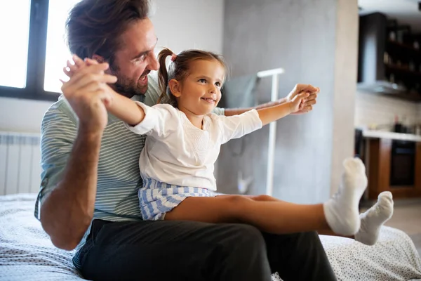 Gelukkig Liefdevolle Familie Vader Zijn Dochter Kind Meisje Spelen Samen — Stockfoto