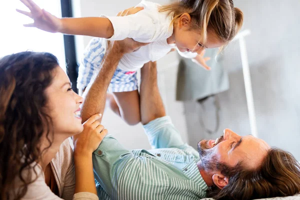 Glad Leende Familj Har Roligt Hemma — Stockfoto