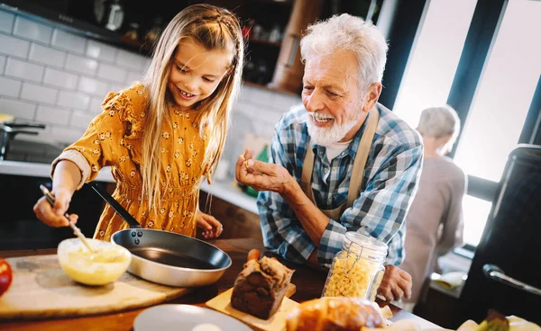 Szczęśliwi Uśmiechnięci Dziadkowie Bawiący Się Dziećmi Domu — Zdjęcie stockowe